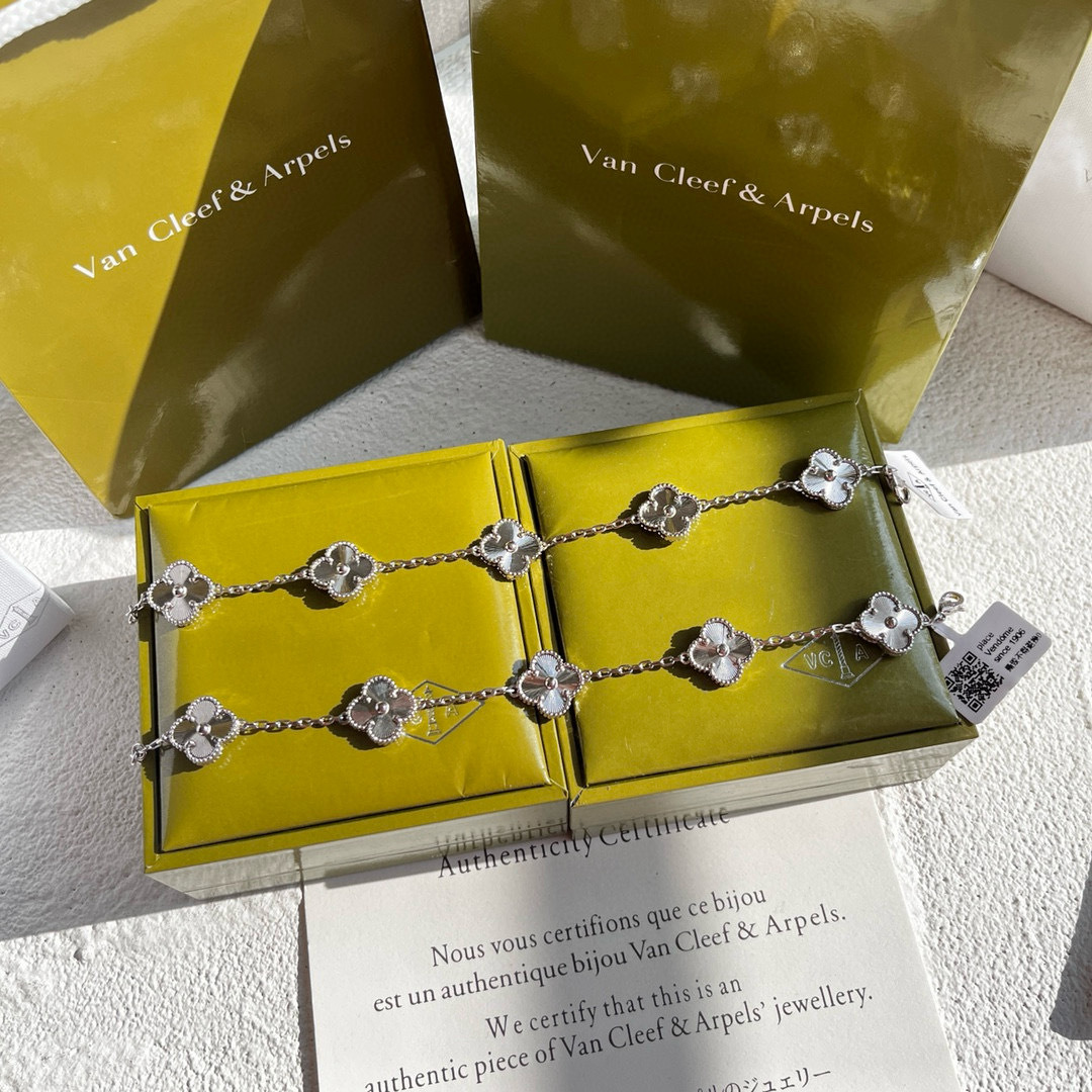 Accessories Necklaces — 079eaa7d angle 1