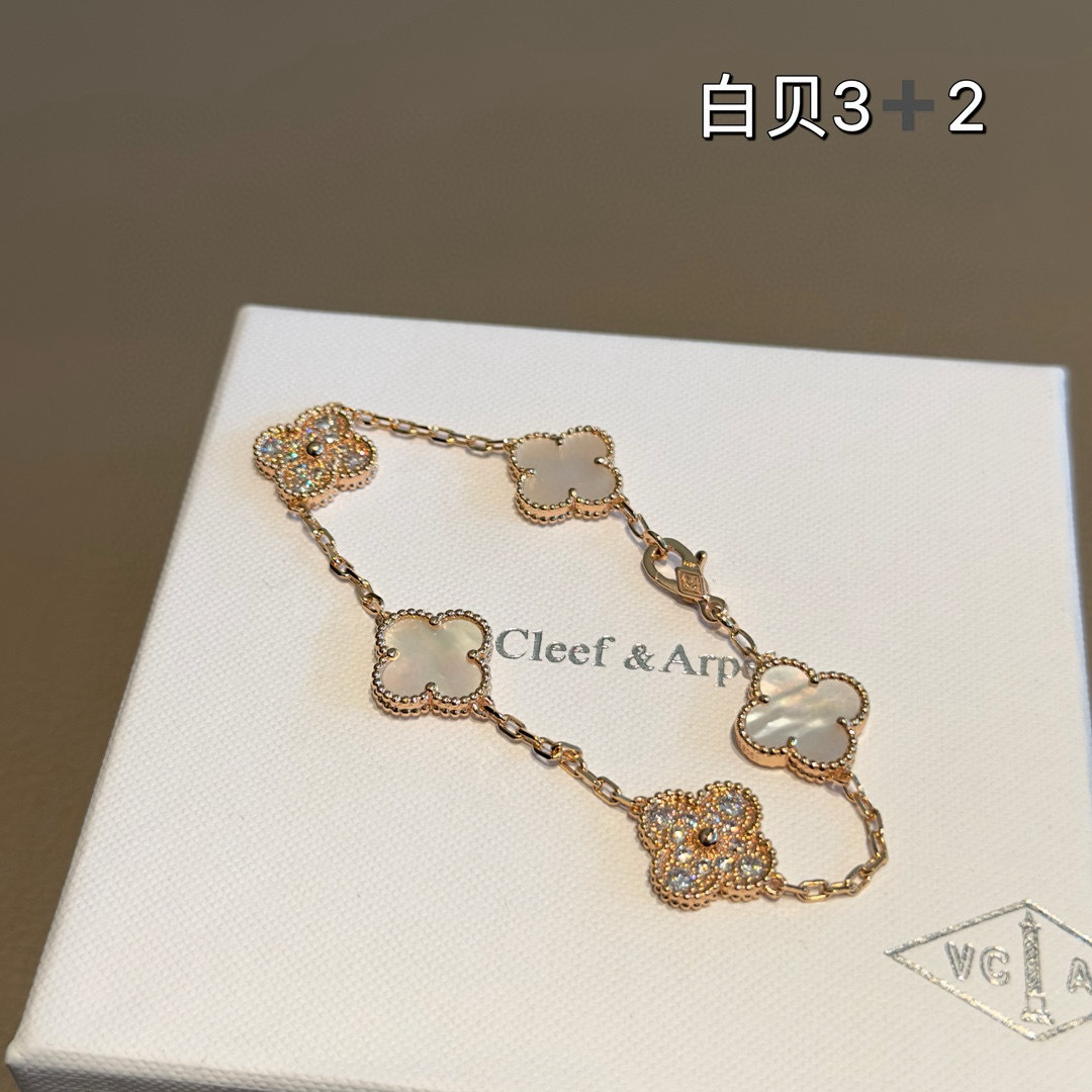 Accessories Necklaces — c03a916f angle 1