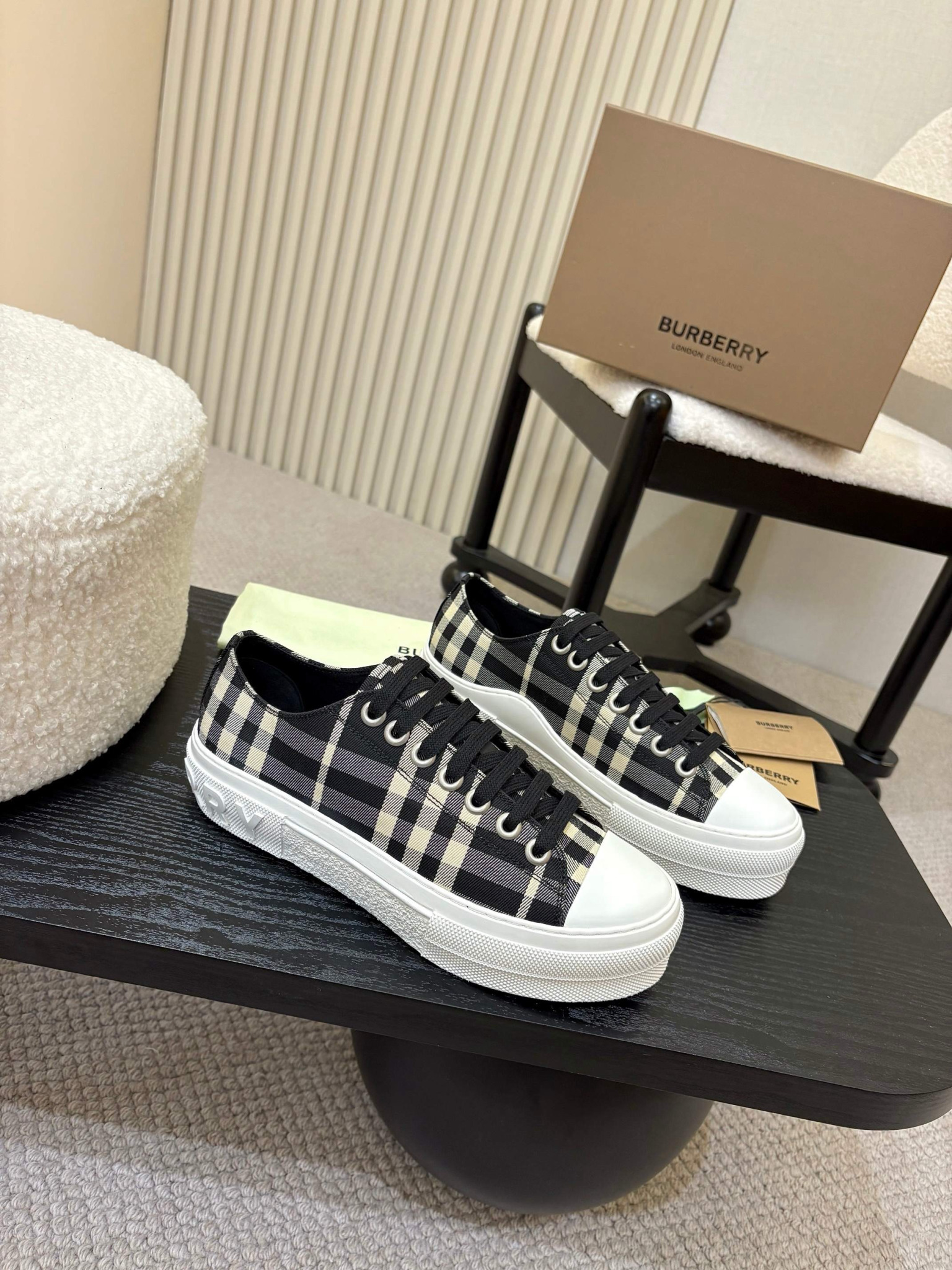 Shoe Burberry shoes — a711f672 angle 1