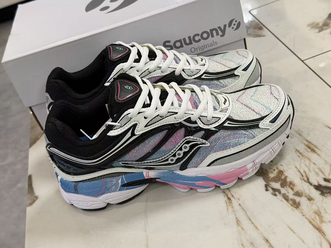 Shoe Saucony — 249eaf2e angle 1