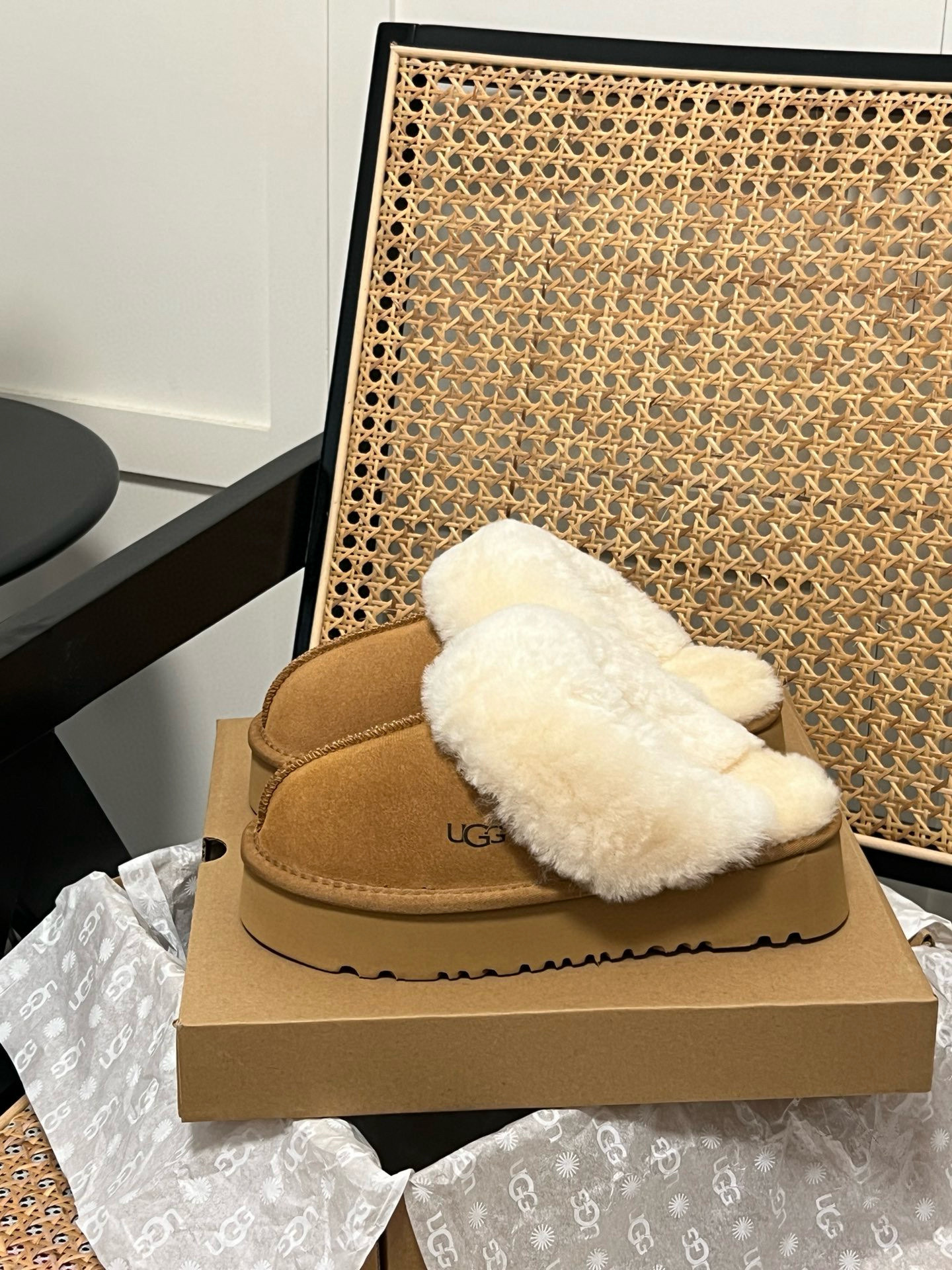 Shoe Ugg series — 410e270e angle 1