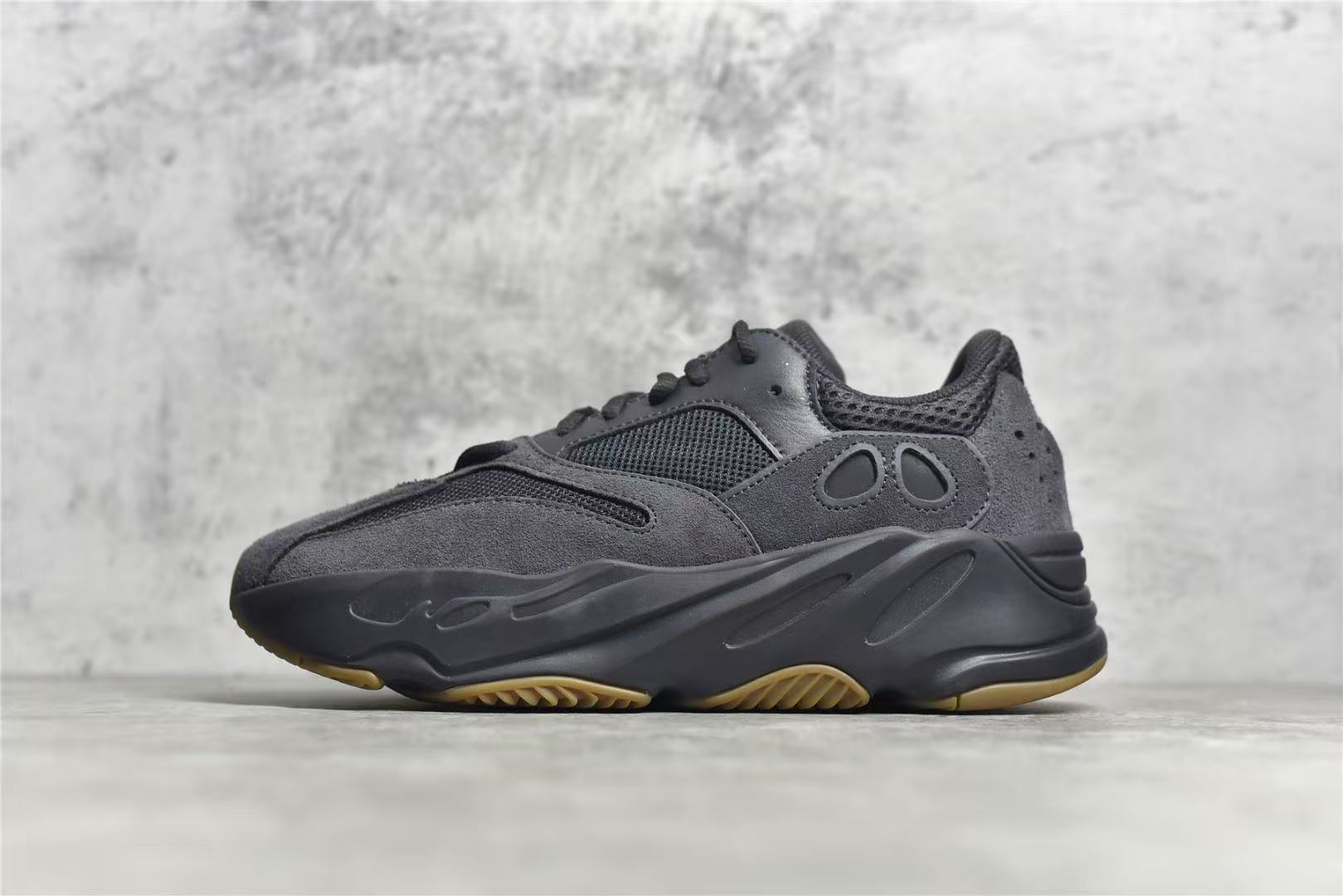 Shoe YEEZY — 0b46eb3e angle 1